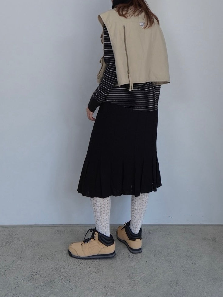 black pleats skirt