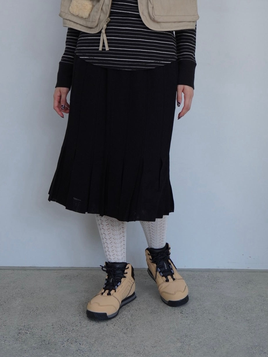 black pleats skirt