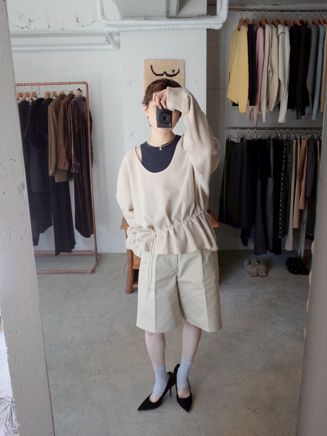 洗練されたミニマルなデザインで、大人の抜け感を演出するハーフパンツ。 程よくハリのあるチノ素材で軽やかさと上品さを兼ね備えた一着に。 ウエストは高めの位置にする事で腰回りをスッキリと見せながらスタイルアップも叶います。 フロントにはセンタープレスのデザイン裾にかけて自然に広がるシルエットで大人の女性が取り入れやすいアイテムに仕上がりました。 ミニマルでスタイリングに自然な奥行きを生む、日々の装いをさりげなく引き上げてくれる一着です。