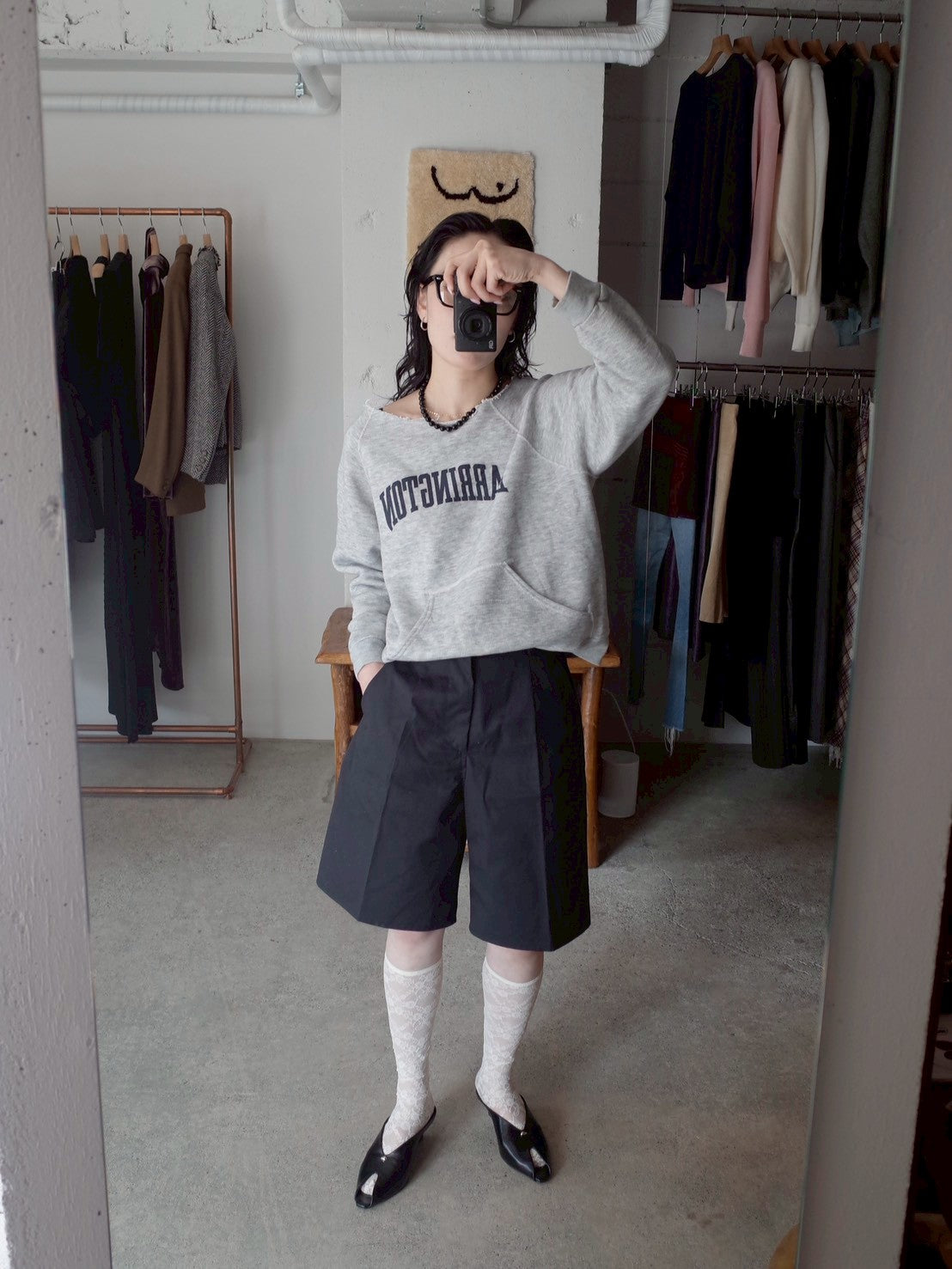洗練されたミニマルなデザインで、大人の抜け感を演出するハーフパンツ。 程よくハリのあるチノ素材で軽やかさと上品さを兼ね備えた一着に。 ウエストは高めの位置にする事で腰回りをスッキリと見せながらスタイルアップも叶います。 フロントにはセンタープレスのデザイン裾にかけて自然に広がるシルエットで大人の女性が取り入れやすいアイテムに仕上がりました。 ミニマルでスタイリングに自然な奥行きを生む、日々の装いをさりげなく引き上げてくれる一着です。